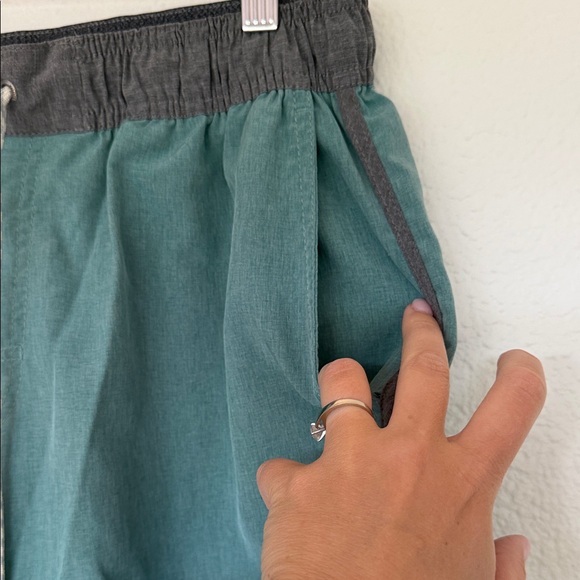 Vuori Men's Banks Shorts Sea Green Athletic Shorts medium - Picture 5 of 8